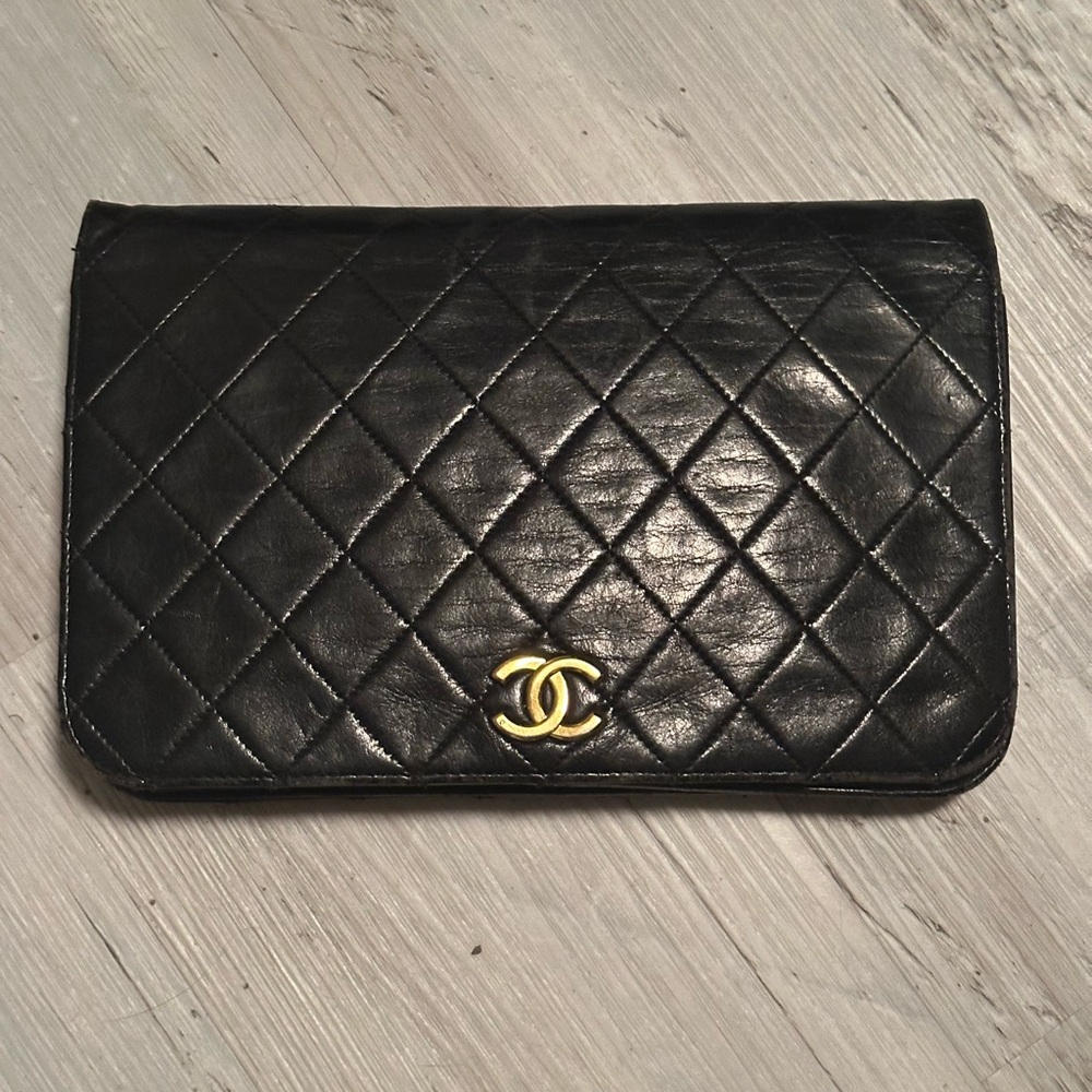CHANEL Vintage crossbody flap bag